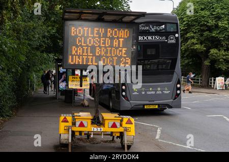 Ein mobiles solarbetriebenes digitales Schild, das den Fahrer darüber informiert, dass die A420 Botley Road aufgrund von Bauarbeiten gesperrt ist. Oxford, England Stockfoto