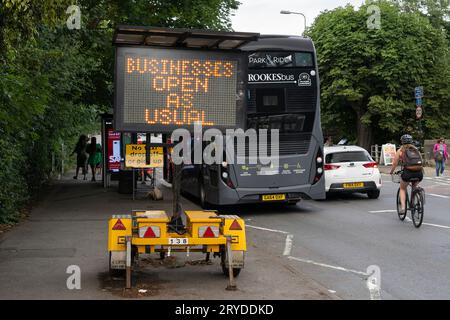 Ein mobiles, solarbetriebenes digitales Schild, das die Fahrer darüber informiert, dass die A420 Botley Road geschlossen ist und die Geschäfte wie gewohnt geöffnet sind. Oxford, England Stockfoto