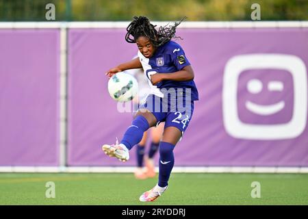 Anderlecht, Belgien. September 2023 30. Esther Buabadi (24) von Anderlecht, dargestellt während eines Fußballspiels zwischen RSC Anderlecht und Club Brugge YLA am 5. Spieltag der Saison 2023 - 2024 der belgischen Lotto-Womens-Super-Liga, am Samstag, den 30. September 2023 in Anderlecht, Belgien. Quelle: Sportpix/Alamy Live News Stockfoto