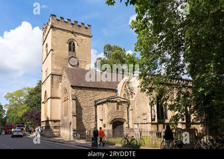 In der historischen Gradationsklasse I ist die Kirche St. Mary Magdalen in der Magdalen Street im Zentrum von Oxford, England, aufgeführt. Im Gothic Revival-Stil gebaut Stockfoto