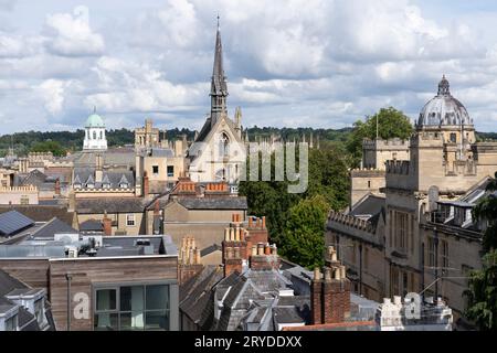 Oxford Skyline und Dächer von Saint Michael an der North Gate Church. Sheldonian Theatre, Radcliffe Camera und Exeter Chapel Spire. England Stockfoto