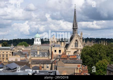 Oxford Skyline und Dächer von Saint Michael an der North Gate Church. Grüne Kuppel des Sheldonian-Theaters und der Exeter-Kapelle. England Stockfoto