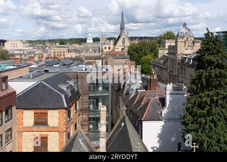 Oxford Skyline und Dächer von Saint Michael an der North Gate Church. Grüne Kuppel des Sheldonian-Theaters und der Exeter-Kapelle. England Stockfoto