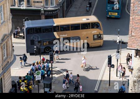 Aus der Vogelperspektive eines Doppeldeckerbusses von Stagecoach Gold - eine Luxusmarke, die von verschiedenen Stagecoach-Tochtergesellschaften genutzt wird. An einer Kreuzung in Oxford. UK Stockfoto