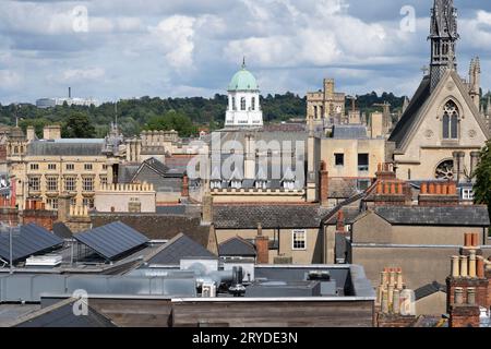 Oxford Skyline und Dächer von Saint Michael an der North Gate Church. Grüne Kuppel des Sheldonian-Theaters und der Exeter-Kapelle. England Stockfoto