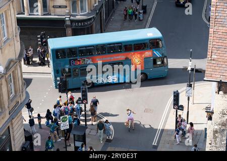 Ein Doppeldeckerbus City 35 Ox, der durch das Zentrum von Oxford fährt, mit einer Filmwerbung für Disney Pixar Elemental auf der Seite. England Stockfoto