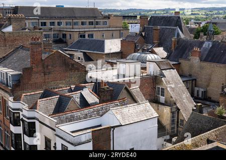 Oxford Skyline und Dächer von Saint Michael an der North Gate Church mit Grüngürtelfeldern in der Ferne, England Stockfoto