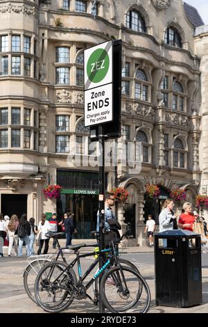 Eine ZEZ-Zone endet an der Oxford High Street, England. Konzept: Fahrzeugemissionen, Verringerung von Verkehrsstaus, Verringerung des Verkehrs Stockfoto