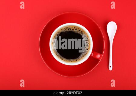 Volle Tasse schwarzen Kaffee und Untertasse über Rot Stockfoto