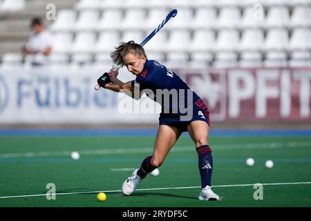 Mannheim, Deutschland. September 2023 30. Nadine Kanler (MHC, 4), am Ball, Freisteller, Ganzkörper, Einzelbild, Einzelfoto, Aktion, Aktion, 30.09.2023, Mannheim (Deutschland), Hockey, 1. Bundesliga, Damen, Mannheimer HC - Harvestehuder THC/dpa/Alamy Live News Stockfoto