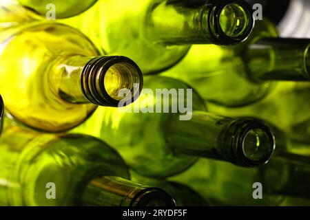 Leere grünes Glas Wein Flaschen isoliert auf weißem Stockfoto