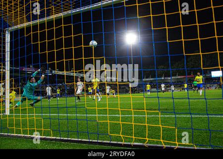 Waalwijk, Niederlande. September 2023 30. WAALWIJK, NIEDERLANDE - SEPTEMBER 30: Torhüterin Etienne Vaessen vom RKC Waalwijk versucht beim niederländischen Eredivisie-Spiel zwischen RKC Waalwijk und Ajax am 30. SEPTEMBER 2023 im Mandemakers Stadion in Waalwijk, Niederlande, zu retten. (Foto: Broer van den Boom/Orange Pictures) Credit: Orange Pics BV/Alamy Live News Stockfoto