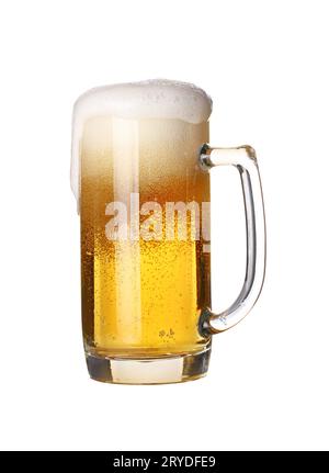 Nahaufnahme eines schäumenden Bierglases, isoliert auf weiß Stockfoto