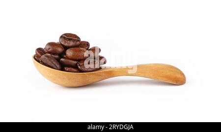 Holzlöffel mit gerösteten Kaffeebohnen auf weiß Stockfoto