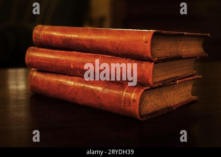 Ein Stapel alter alter Hardcover-Bücher Stockfoto