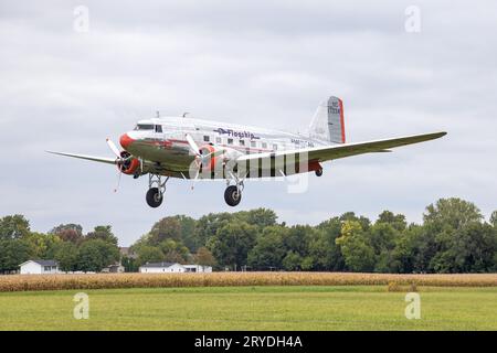 Das Flaggschiff Detroit, ein restauriertes Flugzeug der Douglas DC-3 aus dem Jahr 1937, besuchte den Regionalflughafen Southeast Iowa am Sonntag, den 24. Und 25. September 2023. Der Plan Stockfoto