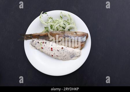 Anteil gesalzener Heringsfilets mit Zwiebeln Stockfoto