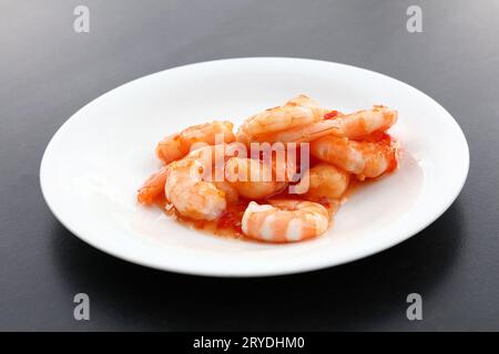 Eine Portion Garnelen mit Chilisauce auf dem Teller Stockfoto