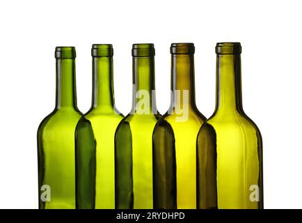 Leere grünes Glas Wein Flaschen isoliert auf weißem Stockfoto