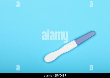 Nahaufnahme positiver Schwangerschaftstest über Rot Stockfoto