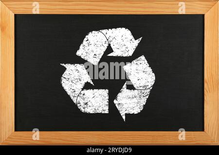 Schwarzes Schultafel mit Logo für das Recycling von Kreiden Stockfoto