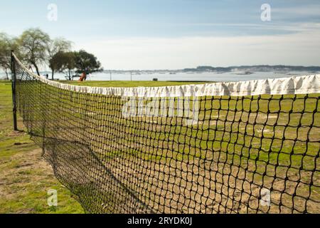 Aged Beach Volleyball Net mit Meer Hintergrund Stockfoto
