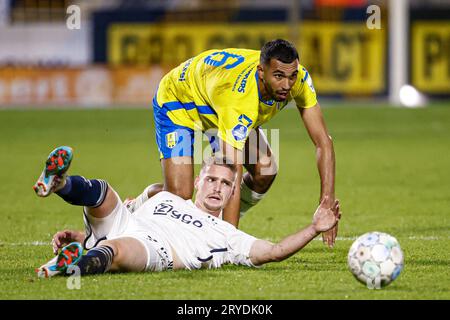 Waalwijk, Niederlande. September 2023 30. WAALWIJK, NIEDERLANDE - SEPTEMBER 30: Yassin Oukili von RKC Waalwijk, Kenneth Taylor von Ajax auf dem Boden während des niederländischen Eredivisie-Spiels zwischen RKC Waalwijk und Ajax im Mandemakers Stadion am 30. September 2023 in Waalwijk, Niederlande. (Foto: Broer van den Boom/Orange Pictures) Credit: Orange Pics BV/Alamy Live News Stockfoto