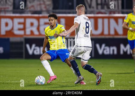 Waalwijk, Niederlande. September 2023 30. WAALWIJK, NIEDERLANDE - SEPTEMBER 30: Daouda Weidmann von RKC Waalwijk, Kenneth Taylor von Ajax während des niederländischen Eredivisie-Spiels zwischen RKC Waalwijk und Ajax im Mandemakers Stadion am 30. September 2023 in Waalwijk, Niederlande. (Foto: Broer van den Boom/Orange Pictures) Credit: Orange Pics BV/Alamy Live News Stockfoto