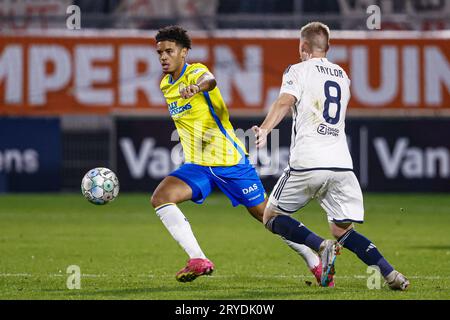 Waalwijk, Niederlande. September 2023 30. WAALWIJK, NIEDERLANDE - SEPTEMBER 30: Daouda Weidmann von RKC Waalwijk, Kenneth Taylor von Ajax während des niederländischen Eredivisie-Spiels zwischen RKC Waalwijk und Ajax im Mandemakers Stadion am 30. September 2023 in Waalwijk, Niederlande. (Foto: Broer van den Boom/Orange Pictures) Credit: Orange Pics BV/Alamy Live News Stockfoto