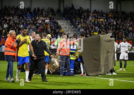 WAALWIJK - schwere Verletzung des RKC Waalwijk-Torhüters Etienne Vaessen während des Eredivisie-Spiels zwischen RKC Waalwijk und Ajax Amsterdam im Mandemakers Stadium am 30. September 2023 in Waalwijk, Niederlande. ANP OLAF KRAAK Stockfoto
