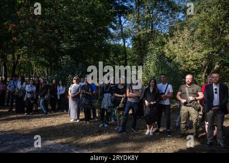 Kiew, Ukraine. September 2023 29. Nachfahren von hingerichteten Juden stehen am Rande einer Schlucht in Babyn Yar, wo die Nazis 1941 Tausende Juden in Kiew töteten. Die Ukrainer erinnern an den 81. Jahrestag des Nazi-Massakers an Juden in der Schlucht Babyn Yar in Kiew, wo im September 1941 innerhalb von zwei Tagen 34.000 Juden ermordet wurden. Insgesamt starben zwischen 1941 und 1943 mehr als 100.000 Menschen in Babyn Yar. Quelle: SOPA Images Limited/Alamy Live News Stockfoto