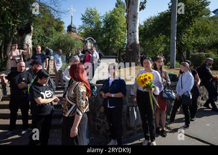 Kiew, Ukraine. September 2023 29. Nachfahren von hingerichteten Juden versammeln sich im Park gegenüber dem Kiewer Rus-Kino, wo die Nazis am 29. September 1941 Tausende Juden versammelten, um sie im Babyn-Yar-Trakt in Kiew zu töten. Die Ukrainer erinnern an den 81. Jahrestag des Nazi-Massakers an Juden in der Schlucht Babyn Yar in Kiew, wo im September 1941 innerhalb von zwei Tagen 34.000 Juden ermordet wurden. Insgesamt starben zwischen 1941 und 1943 mehr als 100.000 Menschen in Babyn Yar. Quelle: SOPA Images Limited/Alamy Live News Stockfoto