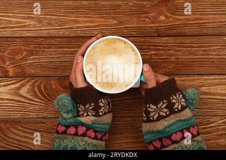 Frau Hände halten volle Latte Cappuccino Tasse Stockfoto