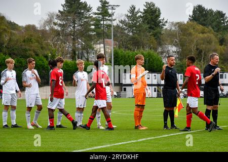 Swansea, Wales. 30. September 2023. Beide Teams schütteln die Hände vor dem Spiel der unter 18-jährigen Professional Development League zwischen Swansea City und Charlton Athletic an der Swansea City Academy in Swansea, Wales, UK am 30. September 2023. Quelle: Duncan Thomas/Majestic Media. Stockfoto