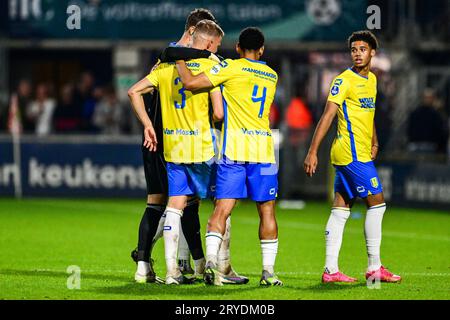 WAALWIJK - besiegt von Dario van den Buijs von RKC Waalwijk und Shawn Adewoye von RKC Waalwijk nach einer schweren Verletzung von RKC Waalwijk Torhüter Etienne Vaessen während des niederländischen Eredivisie Spiels zwischen RKC Waalwijk und Ajax Amsterdam im Mandemakers Stadium am 30. September 2023 in Waalwijk. ANP OLAF KRAAK Stockfoto