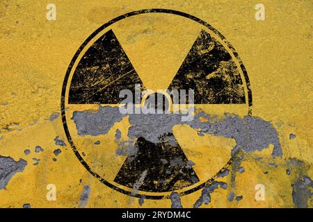 Schwarzes radioaktives Schild auf gelbem Hintergrund Stockfoto