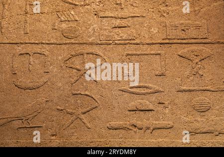 Steinmauer mit altägyptischen Hieroglyphen Stockfoto