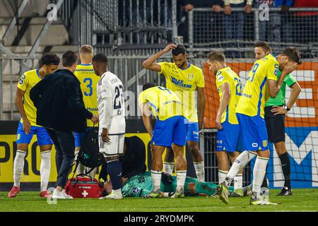 Waalwijk, Niederlande. September 2023 30. WAALWIJK, NIEDERLANDE - SEPTEMBER 30: Torhüter Etienne Vaessen vom RKC Waalwijk am Boden verletzte sich während des Eredivisie-Spiels zwischen RKC Waalwijk und Ajax im Mandemakers Stadion am 30. September 2023 in Waalwijk, Niederlande. (Foto: Broer van den Boom/Orange Pictures) Credit: Orange Pics BV/Alamy Live News Stockfoto