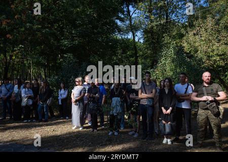 Kiew, Ukraine. September 2023 29. Nachfahren von hingerichteten Juden stehen am Rande einer Schlucht in Babyn Yar, wo die Nazis 1941 Tausende Juden in Kiew töteten. Die Ukrainer erinnern an den 81. Jahrestag des Nazi-Massakers an Juden in der Schlucht Babyn Yar in Kiew, wo im September 1941 innerhalb von zwei Tagen 34.000 Juden ermordet wurden. Insgesamt starben zwischen 1941 und 1943 mehr als 100.000 Menschen in Babyn Yar. (Foto: Oleksii Chumachenko/SOPA Images/SIPA USA) Credit: SIPA USA/Alamy Live News Stockfoto