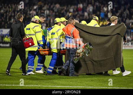 WAALWIJK - schwere Verletzung des RKC Waalwijk-Torhüters Etienne Vaessen während des Eredivisie-Spiels zwischen RKC Waalwijk und Ajax Amsterdam im Mandemakers Stadium am 30. September 2023 in Waalwijk, Niederlande. ANP OLAF KRAAK Stockfoto