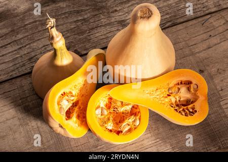 Frischer Butternusskürbis auf rustikalem Holztisch Stockfoto