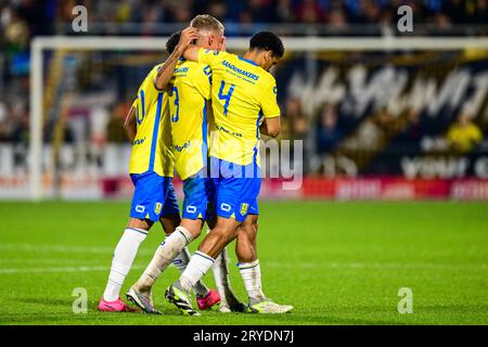 WAALWIJK - besiegt von Dario van den Buijs von RKC Waalwijk und Shawn Adewoye von RKC Waalwijk nach einer schweren Verletzung von RKC Waalwijk Torhüter Etienne Vaessen während des niederländischen Eredivisie Spiels zwischen RKC Waalwijk und Ajax Amsterdam im Mandemakers Stadium am 30. September 2023 in Waalwijk. ANP OLAF KRAAK Stockfoto