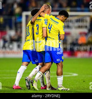 WAALWIJK - Niederlage bei Daouda Weidmann von RKC Waalwijk, Dario van den Buijs von RKC Waalwijk und Shawn Adewoye von RKC Waalwijk nach einer schweren Verletzung des RKC Waalwijk Torhüters Etienne Vaessen während des niederländischen Eredivisie-Spiels zwischen RKC Waalwijk und Ajax Amsterdam im Mandemakers Stadium am 30. September 2023 in Waalwijk, Niederlande. ANP OLAF KRAAK Stockfoto