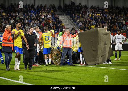 WAALWIJK - schwere Verletzung des RKC Waalwijk-Torhüters Etienne Vaessen während des Eredivisie-Spiels zwischen RKC Waalwijk und Ajax Amsterdam im Mandemakers Stadium am 30. September 2023 in Waalwijk, Niederlande. ANP OLAF KRAAK Stockfoto