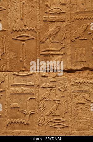 Steinmauer mit altägyptischen Hieroglyphen Stockfoto