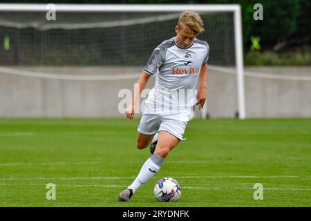 Swansea, Wales. 30. September 2023. Jacob Cook aus Swansea City während des Spiels der U18 Professional Development League zwischen Swansea City und Charlton Athletic an der Swansea City Academy in Swansea, Wales, UK am 30. September 2023. Quelle: Duncan Thomas/Majestic Media. Stockfoto