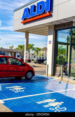 Wałbrzych, Polen - 20.09.2023: Familienparkplatz vor einem Aldi-Supermarkt in Polen, ein polnisches Beispiel für die Pro-Familie Stockfoto