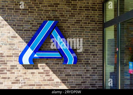 Wałbrzych, Polen - 20.09.2023: Aldi Discount Supermarkt in Wałbrzych, polen Stockfoto