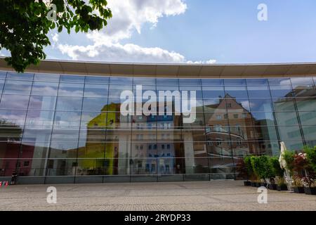 Nürnberg, Deutschland - 19. Juli 2023: Panoramablick auf wunderschöne Häuser und Dächer der Altstadt durch Glasfenster der modernen Kunst Neues Museum von Nürnberg, Franken, Bayern Stockfoto