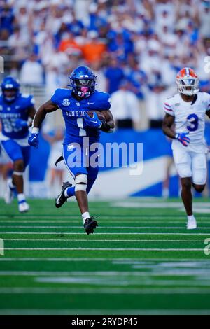 Lexington, Kentucky, USA. September 2023 30. Kentucky Wildcats Running Back Ray Davis (1) läuft für einen Touchdown im ersten Quartal gegen die University of Florida.die Kentucky Wildcats veranstalteten die Florida Gators auf dem Kroger Field in Lexington. (Bild: © Richard Dole/ZUMA Press Wire) NUR REDAKTIONELLE VERWENDUNG! Nicht für kommerzielle ZWECKE! Stockfoto